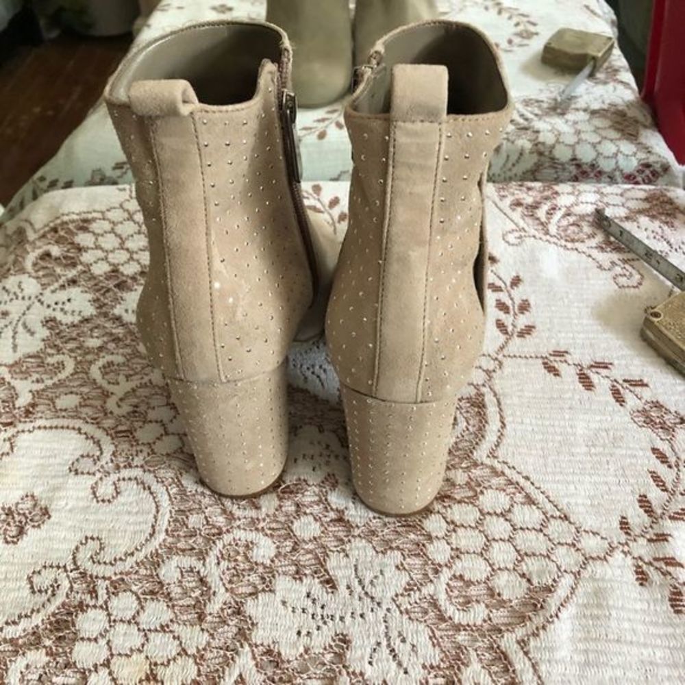 Guess tan /silver suede ankle boots